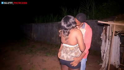 Romantism de stradă și sex fierbinte cu o fată dolofană din club