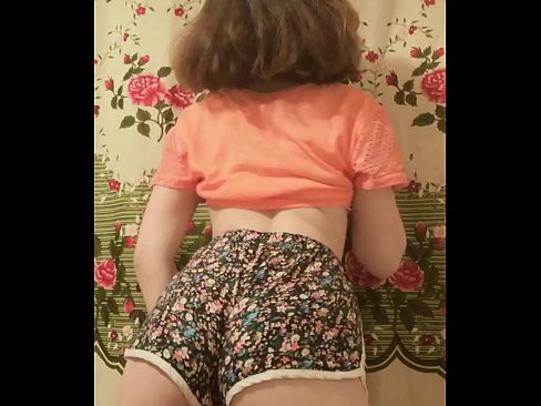 ❤️ Tânără sexy care se dezbracă de pantaloni scurți în fața camerei de filmat ❤❌  at ro.ru-pp.ru