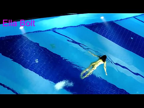 ❤️ Nu mă pot opri din privit, tânără blondă surprinsă înotând goală în piscina stațiunii ELLA BOLT ❤❌  at ro.ru-pp.ru