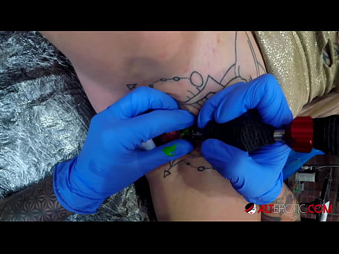 ❤️ Sully Savage, o bunăciune extrem de tatuată, și-a făcut un tatuaj pe clitorisul ei ❤❌  at ro.ru-pp.ru